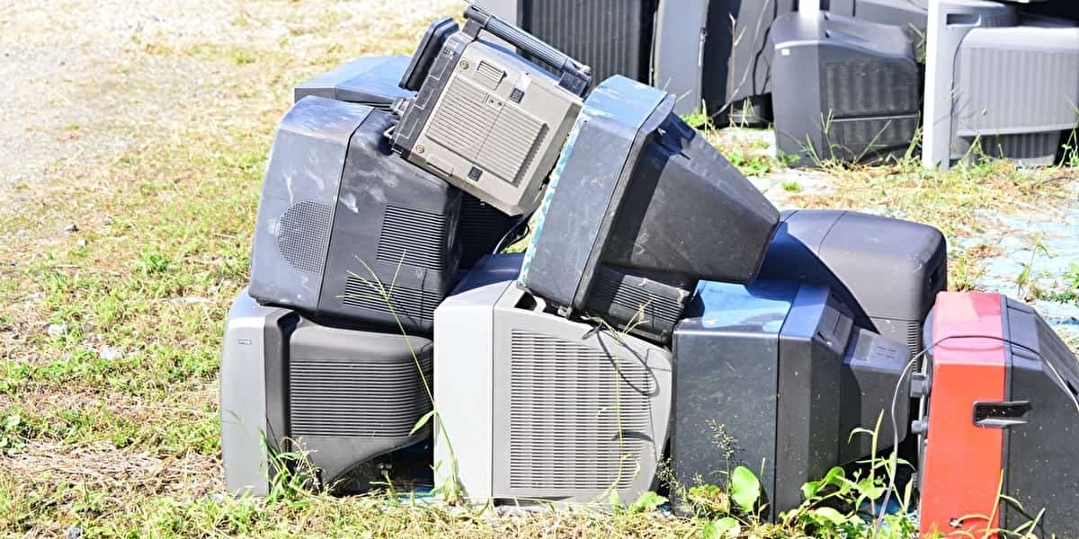 空き地で回収されたテレビなど