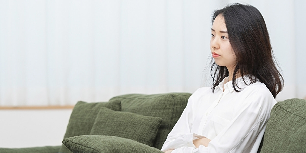 考え込んでいる女性